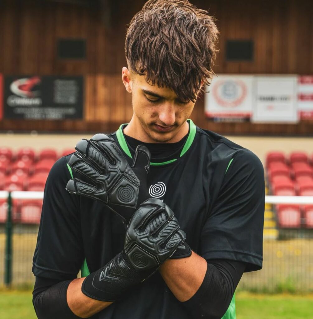 Choosing the Right Goalkeeper Gloves for Different Weather Conditions